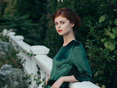 Yeşil elbiseli kadın Perilla Park 'ın zarif ve temiz havası var.