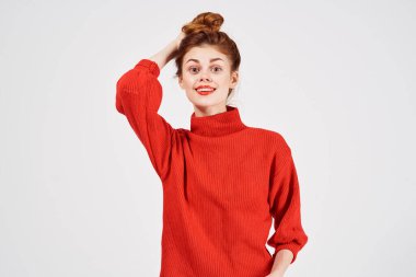 Moda arkaplanı pozu veren güzel kadın