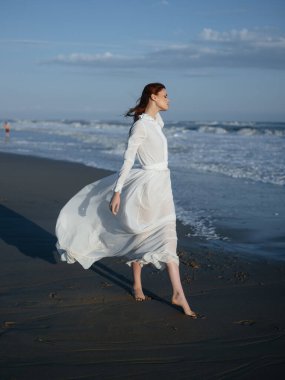 Beyaz elbiseli güzel bir kadın okyanus yaşam tarzı lüks