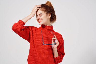 Modaya uygun mavi gözlüklü açık arkaplan pozu veren bir kadının portresi