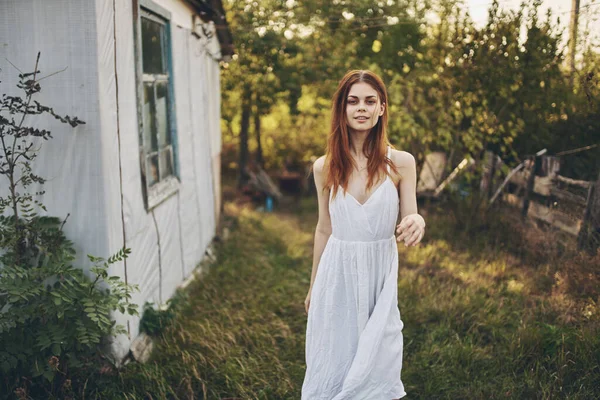 美しい女性の夏の田舎の自然ライフスタイル — ストック写真