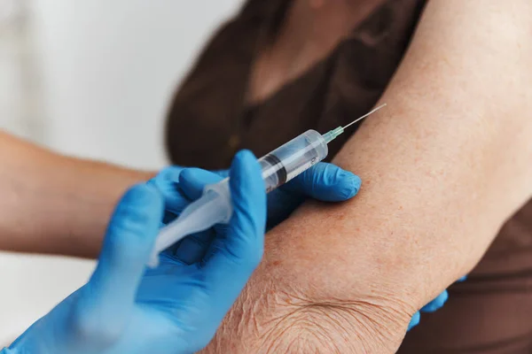 Médecin donnant un vaccin injectable passeport médicament immunité protection — Photo