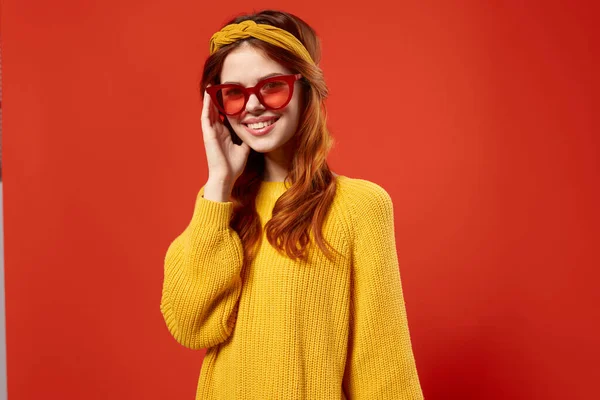 노란 스웨터를 입은 쾌활 한 히프 스터 여성의 역 스타일 액세서리 — 스톡 사진