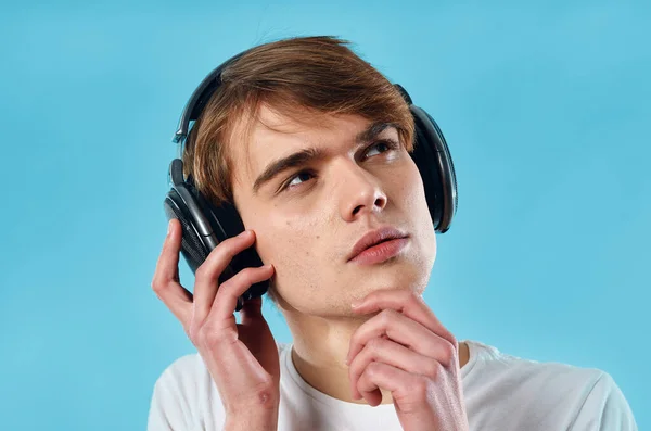 Συναισθηματικός τύπος σε λευκό t-shirt φορώντας ακουστικά μόδας μουσική — Φωτογραφία Αρχείου