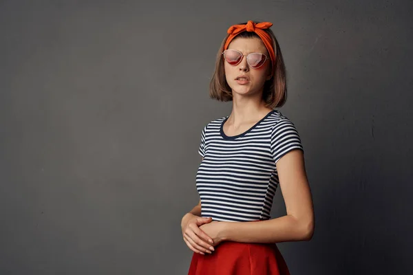 Mujer alegre en gafas de moda ropa moderna fondo gris — Foto de Stock