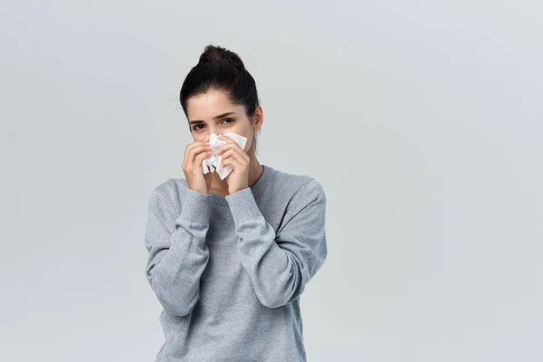 Vrouw veegt haar neus met een zakdoek runny neus gezondheidsproblemen koud — Stockfoto