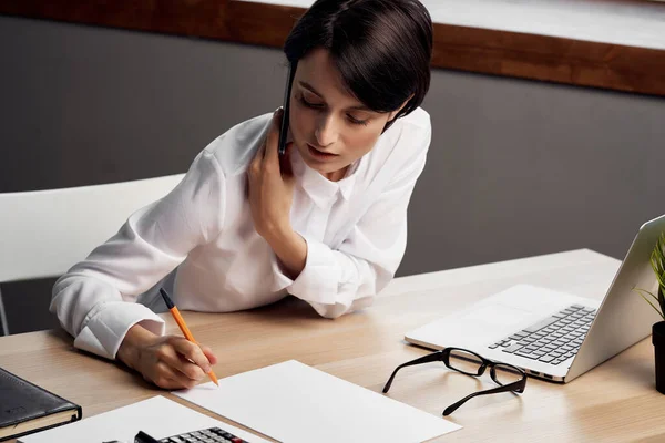 Femme d'affaires en chemise blanche à la table de travail devant la technologie de l'ordinateur portable — Photo