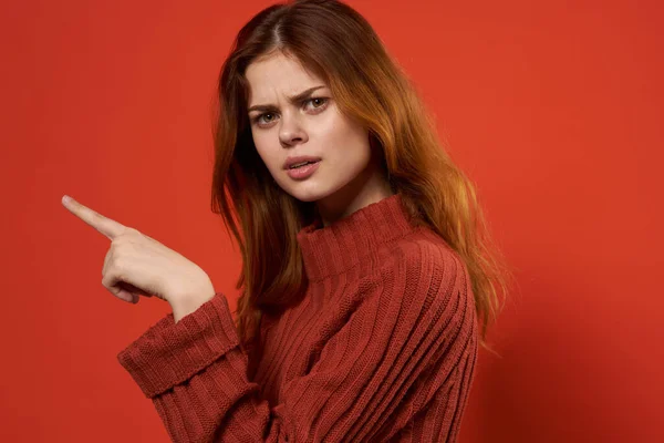 Bonita mujer pelirroja en suéter rojo de moda posando de cerca —  Fotos de Stock