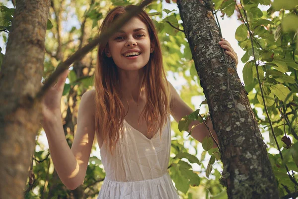 Neşeli güzel kadın yeşil ağaç ormanı eğlencesi — Stok fotoğraf