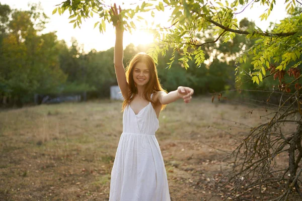 Mulher bonita no vestido branco verão andar árvores férias — Fotografia de Stock