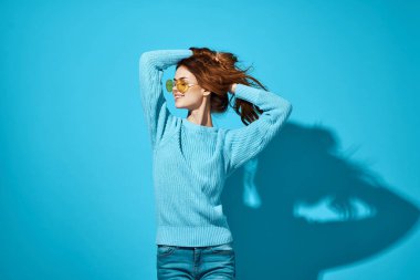 Mavi süveter giyen güzel bir kadın.