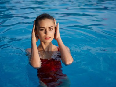 Mayolu güzel bir kadın kafa dinlendirme doğa yaşam tarzıyla el ele tutuşuyor.