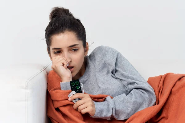 Vrouw thuis zetten op gezondheidsproblemen griep virus — Stockfoto