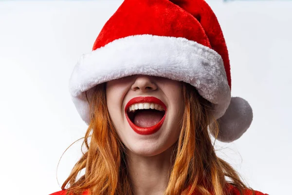 Ładna kobieta w kapeluszu Santa moda Boże Narodzenie pozowanie — Zdjęcie stockowe