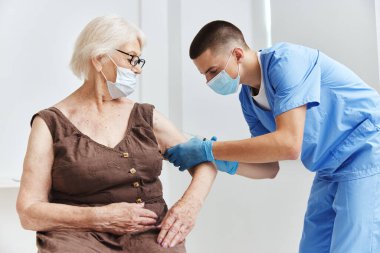 Şırınga aşısı olan doktor güvenlik salgını koronavirüsü.