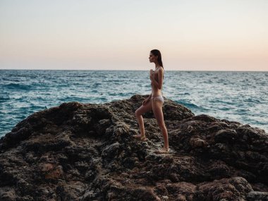 Mayolu kadın plaj bikini pozu veriyor.