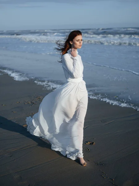 Όμορφη γυναίκα σε λευκό φόρεμα φύση με τα πόδια ωκεανό τοπίο — Φωτογραφία Αρχείου