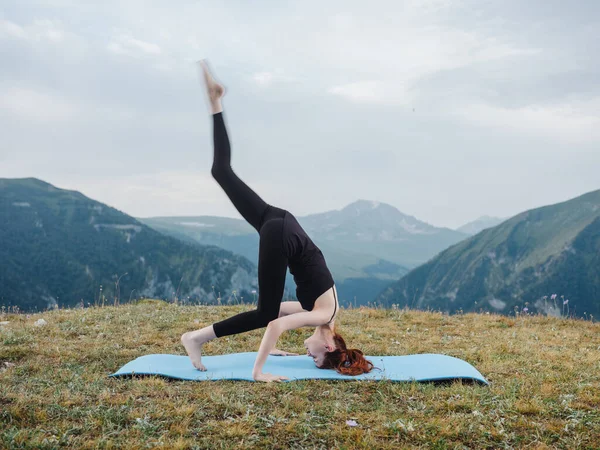 Sportif kadın yoga meditasyon egzersizi dağlarda açık havada — Stok fotoğraf
