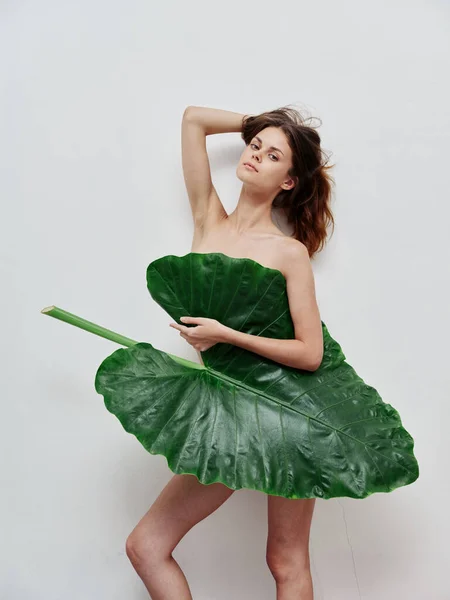 Attraktiv kvinna nakna axlar palmblad exotiska poserar — Stockfoto
