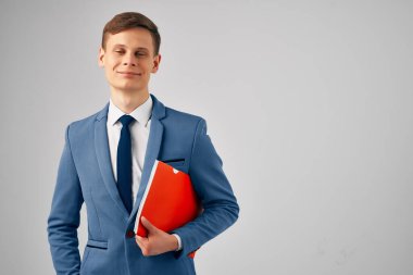 Takım elbise klasöründeki iş adamı ofis evrakları.