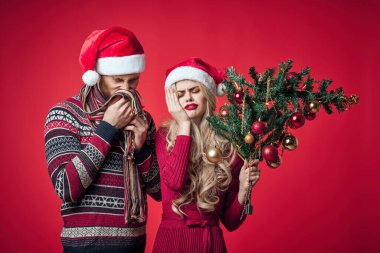 Erkek ve kadın Noel ağacı oyuncakları süsleme tatili