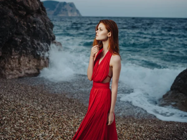 Jolie femme en robe rouge posant luxe océan plage style de vie — Photo