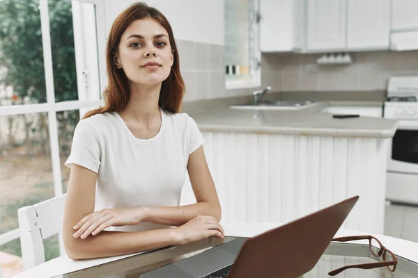 Vrouw thuis in de voorkant van laptop remote werk technologie — Stockfoto