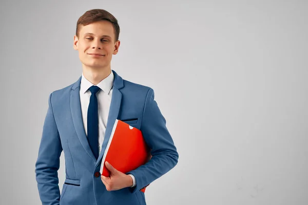 Hombre de negocios en traje carpeta en manos documentos de trabajo de oficina —  Fotos de Stock