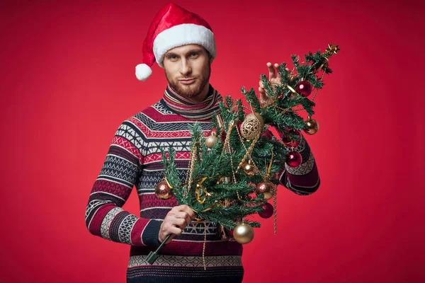 Yılbaşı kıyafetli bir adam Noel ağacı oyuncakları yeni yıl tatili — Stok fotoğraf