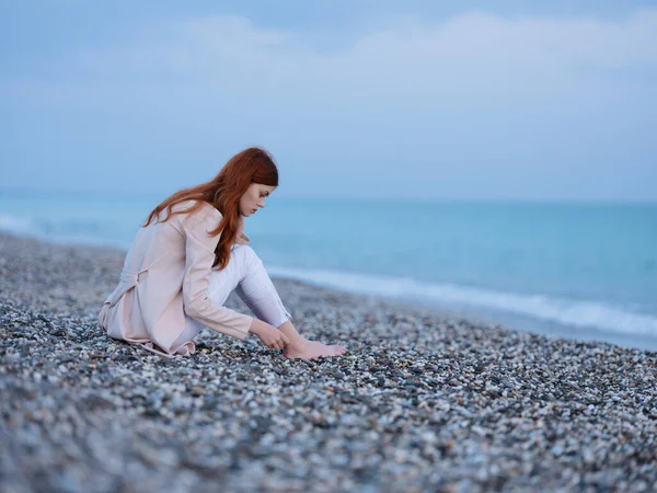 Femme assise sur le rivage plage océan paysage air frais — Photo