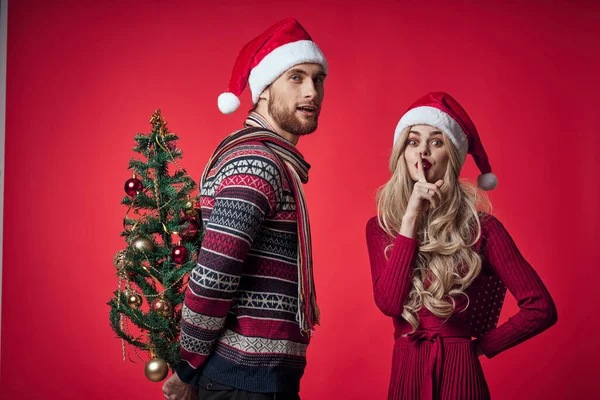 Junges Paar feiert Weihnachtsgeschenk Überraschung Emotionen — Stockfoto