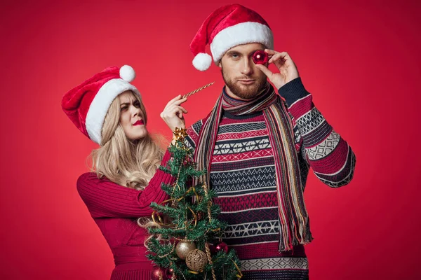 Man och kvinna nyår fest tillsammans jul röd bakgrund — Stockfoto