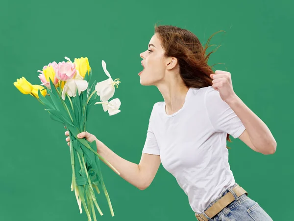 Mulher em Branco T-shirt buquê de flores mulheres férias Verde fundo — Fotografia de Stock