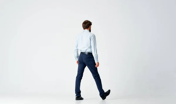 Менеджер в рубашке с галстуком эмоции офиса в полном движении роста — стоковое фото