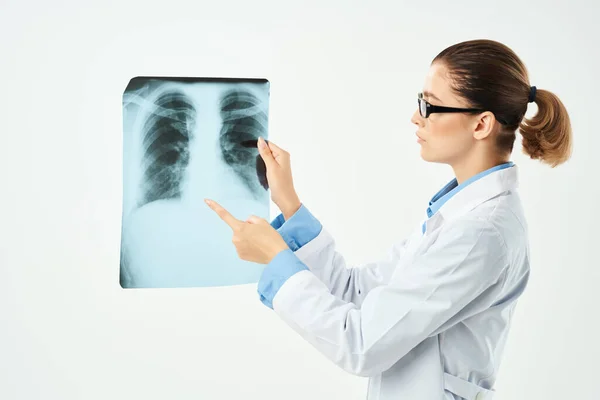 Lekarz rentgen w diagnostyce dłoni personel szpitala — Zdjęcie stockowe