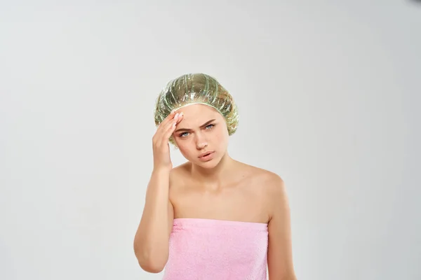 Kvinna med bara axlar dusch mössa hygien ren hud ansikte — Stockfoto