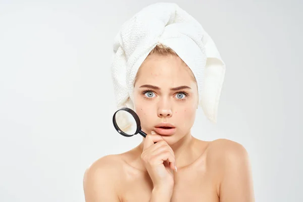 Mujer con hombros desnudos lupa de piel limpia en las manos — Foto de Stock