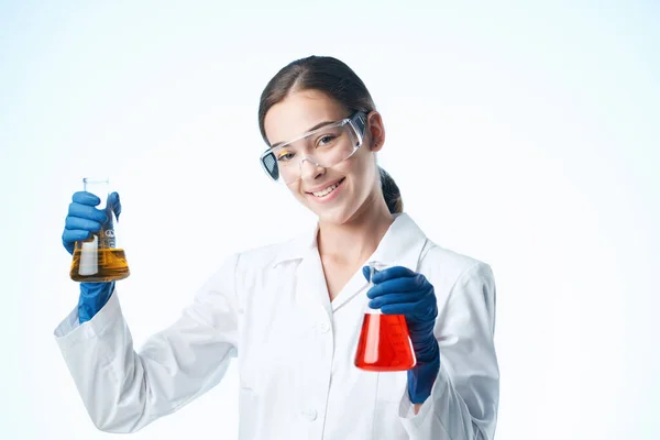 Laboratorio femminile assistente chimica soluzione di ricerca scientifica analizza — Foto Stock