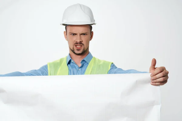 Muž ve stavebnictví uniforma modrotisky stavitel izolované pozadí — Stock fotografie