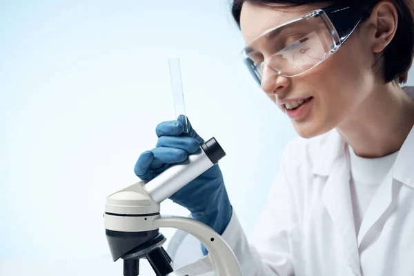 Mujer usando máscara médica laboratorio microscopio ciencia investigación —  Fotos de Stock