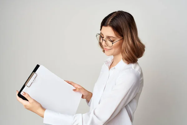 Femme d'affaires en chemise blanche portant des lunettes de bureau professionnel — Photo