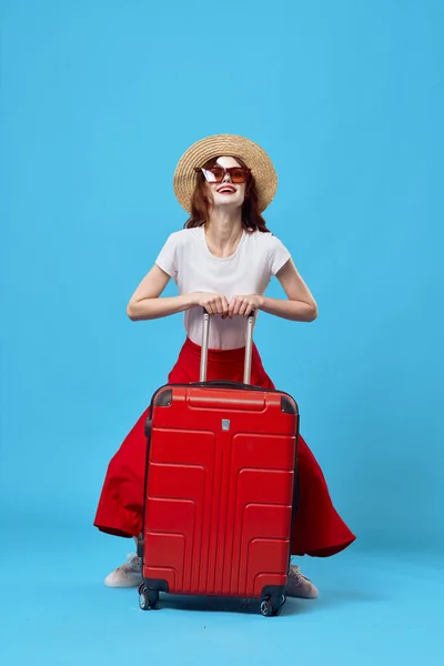 Vrouw in rode rok bagage vakantie vlucht bestemming — Stockfoto