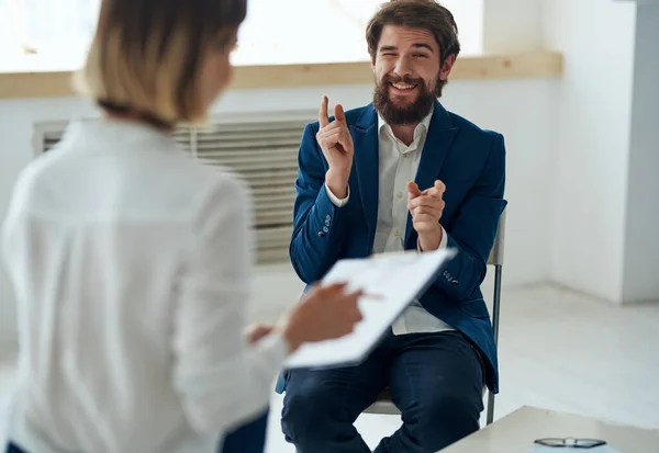 Homem se comunica com mulher emprego entrevista escritório emoções — Fotografia de Stock