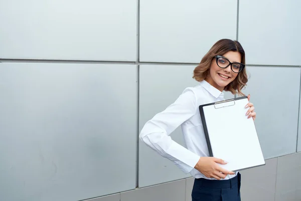 Žena manažer v bílé košili dokumenty venku — Stock fotografie