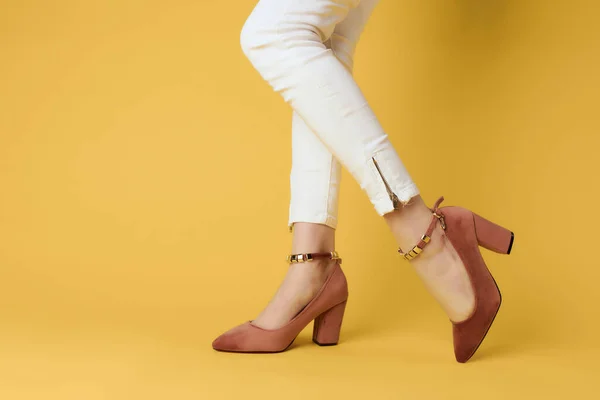 Scarpe da donna moda stagioni posa sfondo giallo — Foto Stock