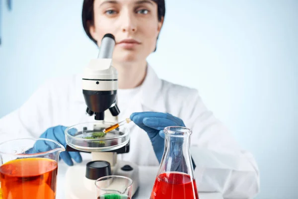 Mulher assistente de laboratório microscópio analisa diagnósticos biotecnologia — Fotografia de Stock