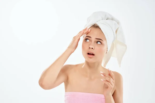 Женщина с голыми плечами с полотенцем на голове чистая кожа — стоковое фото