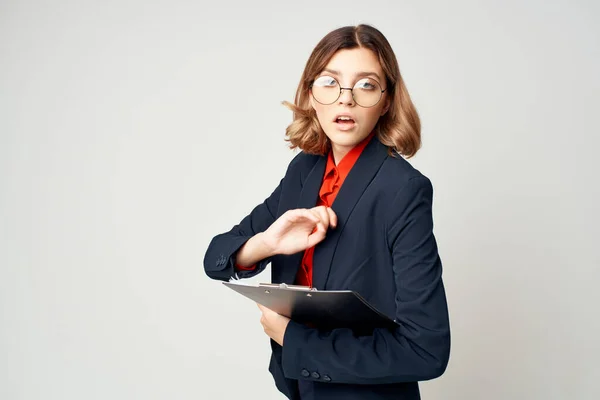 Donna d'affari emotiva nella cartella tuta con documenti manager ufficio sfondo leggero — Foto Stock