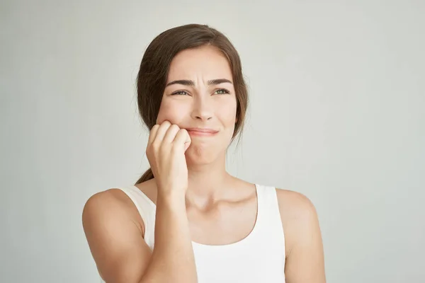 Mujer toma de la mano en la cara dientes dolor odontología medicina malestar — Foto de Stock