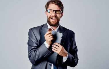 İş adamı gömlekleri ile kravat bitcoin şifreleme finans sanal